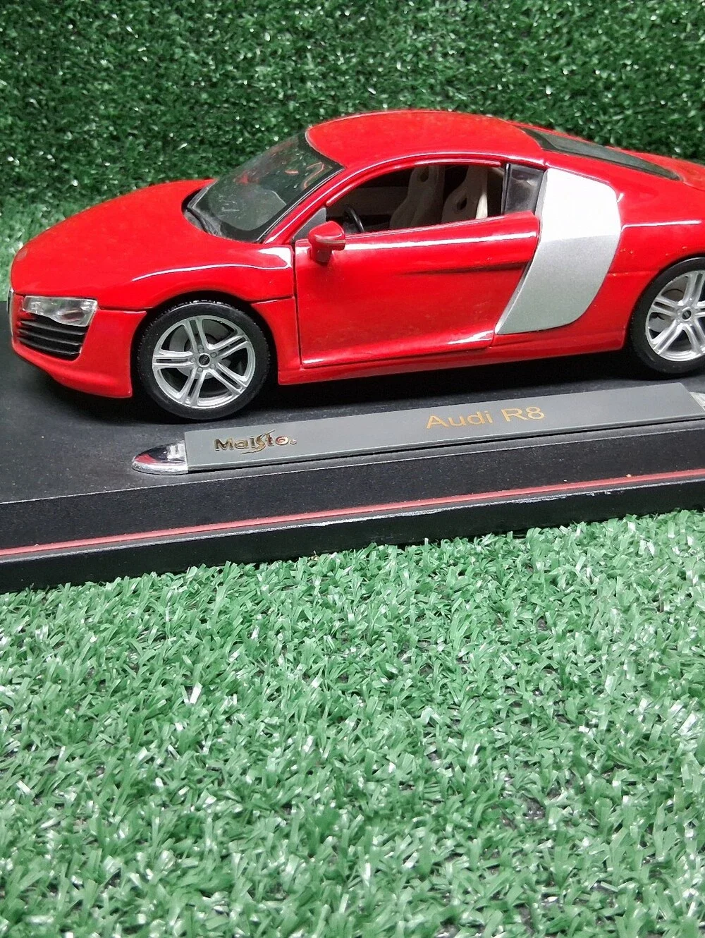 Maisto Audi R8 RED PREMIERE EDITION 1:18 Diecast